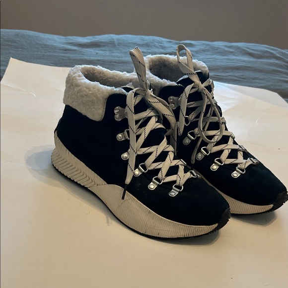 Sorel Women's Black and White Lace-Up winter Boots 🥾 ❤️ - Picture 1 of 12